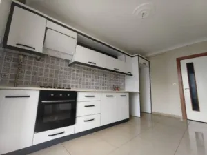 Kadıköy: Attraktive 4-Zimmer-Etagenwohnung in gepflegter Wohnanlage mit Frontlage